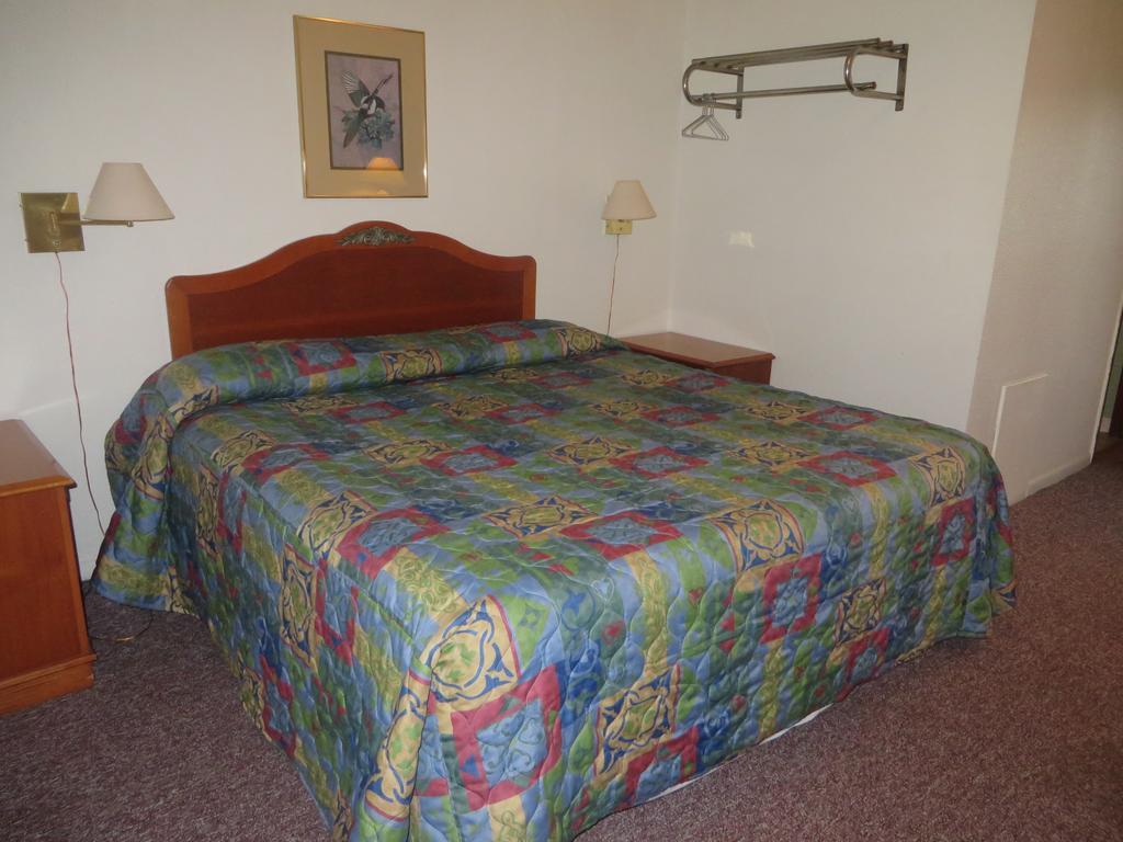 Best Budget Inn Carthage Room photo